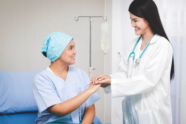 アジア女性医師患者の信頼 サポート 励まし 支援を提供します 重症患者を治療するための病院の概念 コロナウイルス — ストック写真