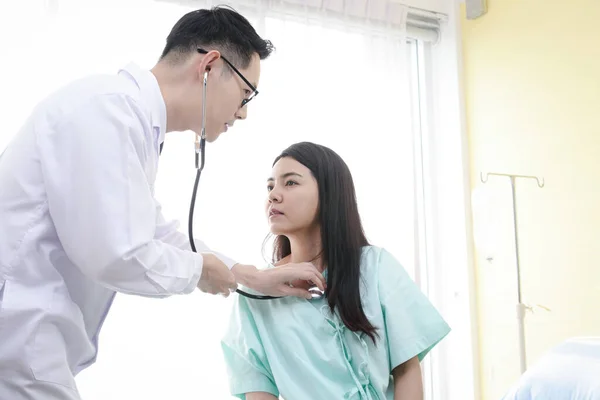 Asyalı Erkek Doktorlar Hastane Yatağında Yatan Bir Kadının Kalp Ritmini — Stok fotoğraf