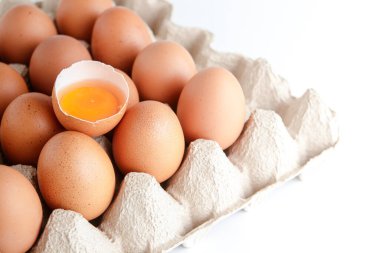 Birçok organik yumurta kağıt tepsiye konur ve ortada yumurta sarıları vardır. Vücuda yararlı olan bir yiyecektir.