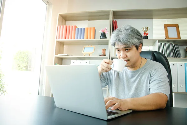 Ázsiai Férfiak Dolgoznak Otthon Irodában Kávézni Jegyzetfüzeteket Gépelni Vállalkozói Koncepció — Stock Fotó