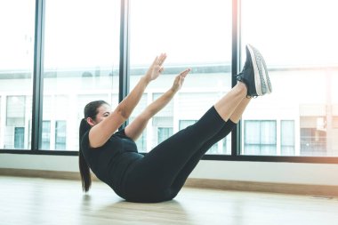 Kadınlar esneme pozisyonlarında egzersiz yaparlar. Hastalıksız sağlık hizmeti kavramı, kilo kaybı