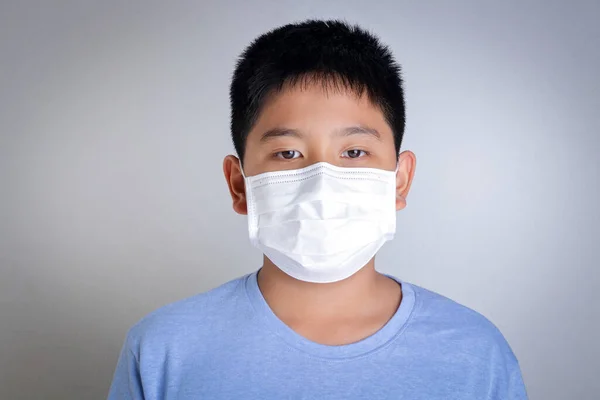 一个亚洲男孩戴着面具 捂住他的嘴和鼻子 防止了考拉韦 和灰尘 下午2点5分儿童健康概念 — 图库照片