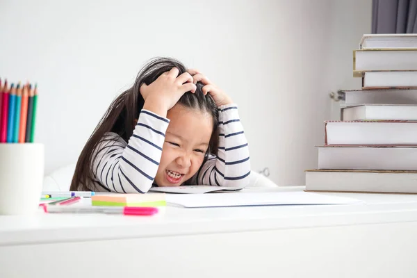 一个亚洲小女孩在家里上网学习 她压力很大 教育概念 社会距离以减少头孢病毒的传播 Covid — 图库照片