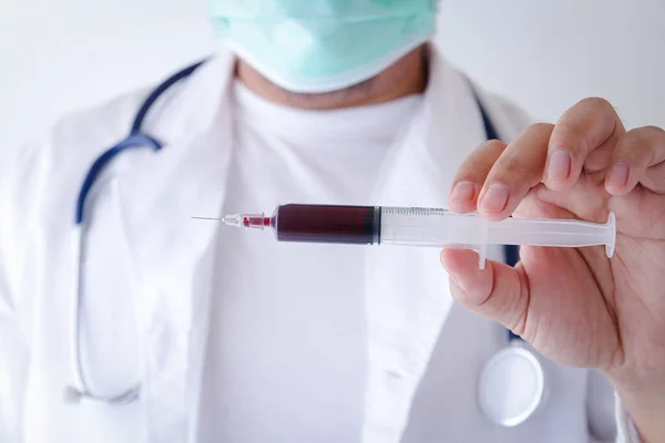 Doctor Wears Medical Mask Holds Syringe Containing Patient Blood Check — Stock Photo, Image