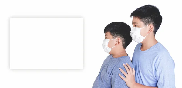 Två Asiatiska Pojkar Bär Masker Som Täcker Deras Mun Och — Stockfoto
