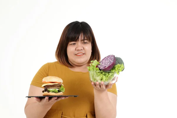 Mulher Gorda Asiática Mantém Hambúrguer Salada Tigela Num Fundo Branco — Fotografia de Stock