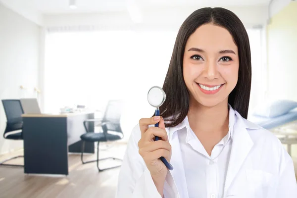 Asiatische Ärztinnen Halten Stethoskop Der Hand Den Gesundheitszustand Von Patientinnen — Stockfoto