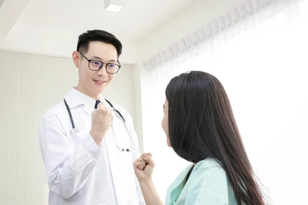 アジアの男性医師は自信があり 支持があり 励まし 患者を助ける 治療の病院概念 — ストック写真