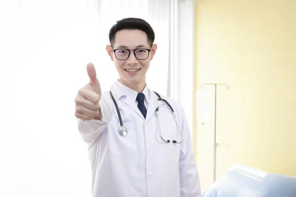 アジアの医者は親指を上げて患者を治療することに自信があった 病院のコンセプト — ストック写真