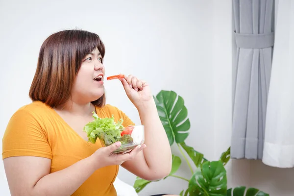 Dikke Aziatische Vrouwen Eten Verse Groenten Gewicht Verliezen Bij Het — Stockfoto