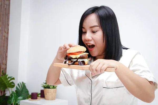 Mulher Asiática Gorda Comer Hambúrguer Cheio Coisas Que Causam Diabetes — Fotografia de Stock