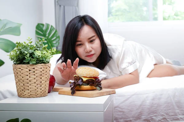 Een Dikke Vrouw Die Het Bed Ligt Naar Een Lege — Stockfoto