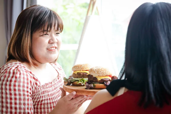 Dua Wanita Gemuk Makan Hamburger Konsep Kegemukan Yang Berisiko Terkena — Stok Foto