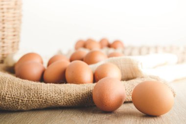 Kahverengi bir beze yerleştirilmiş birçok organik tavuk yumurtası sağlıklı gıdalardır..