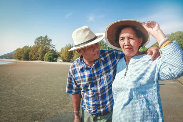 Asiático Anciano Pareja Abrazándose Entre Por Mar — Foto de Stock