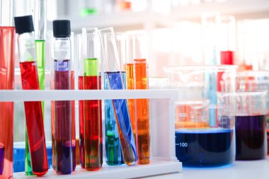 Laboratuvar odasında bir sürü kimyasal test tüpü var.