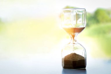 Kum saati, dar bir kanala bağlı iki cam tüpten oluşan beyaz bir yüzeye kurulur. İçinde de kum var. kopyalama alanı ile.