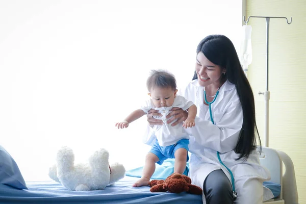 Женщина Врач Осматривает Пациента Азиатского Мальчика Постели Клинике Концепция Здравоохранения — стоковое фото