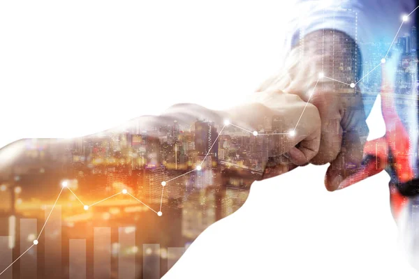 İş kadını, mühendis, mimar iş geliştirmek için el ele tutuşun. Grafik çizgileri ve grafiklerle büyümeyi göster.