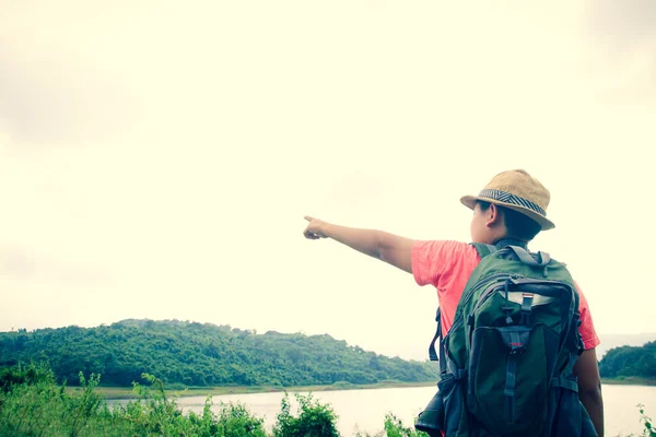 Rapazes Gostam Viajar Pela Natureza Apontando Mão Para Montanha — Fotografia de Stock