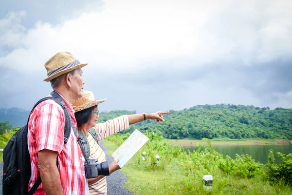 Casais Asiáticos Idosos Viajam Pela Natureza Segurando Mapa Viajando Felizes — Fotografia de Stock