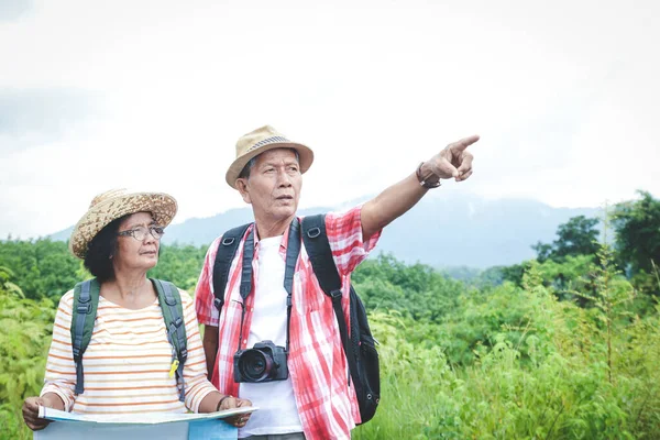 Casais Asiáticos Idosos Viajam Pela Natureza Segurando Mapa Viajando Felizes — Fotografia de Stock