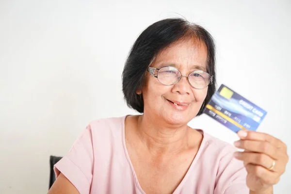 Starší Asiatka Která Drží Simulovanou Kreditku Není Skutečná Nakupování Online — Stock fotografie