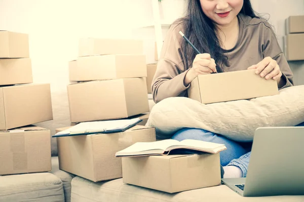 Empresarios Adolescentes Haciendo Negocios Línea Entregando Productos Por Correo Está — Foto de Stock