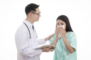 Asyalı bir erkek doktor tedavi detaylarını tarif ediyor. Hastanede tedavi edilen kadın hastalar için. Sağlık hizmetleri kavramları. beyaz arkaplan