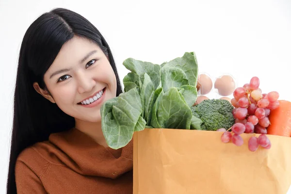 Aziatische Vrouwen Met Bruine Voedselzakken Bestaat Uit Verse Groenten Fruit — Stockfoto