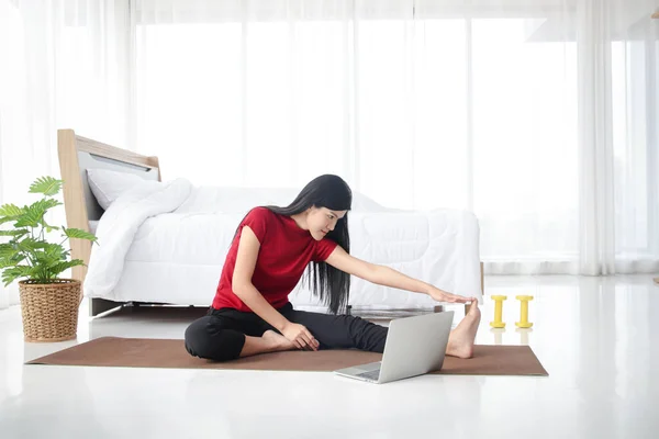 亚洲女人在家里的卧室里锻炼 除了观看媒体 保健概念 社会疏离 防止结肠病毒感染 — 图库照片