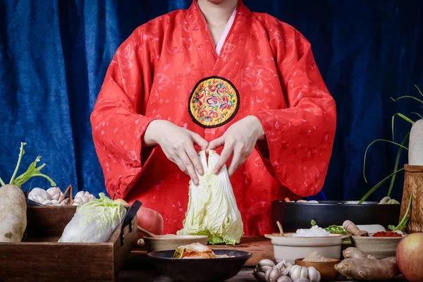 Koreli Kadınlar Geleneksel Kırmızı Mendil Giyer Çin Lahanalarını Parçalayarak Kimçi — Stok fotoğraf