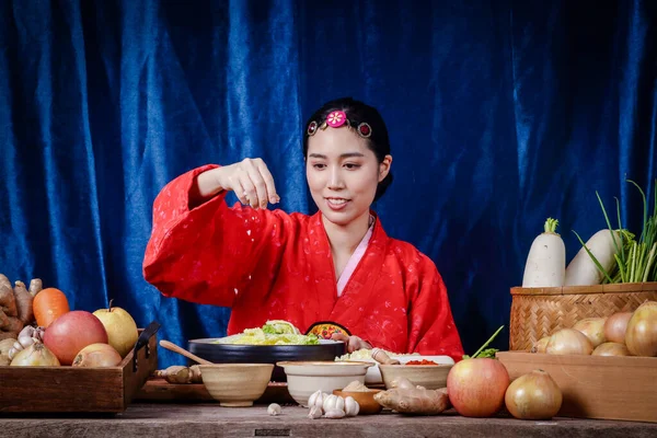 Geleneksel Hanbok Giyen Koreli Kadın Kimchi Yapıyor Tuzu Kasedeki Taze — Stok fotoğraf