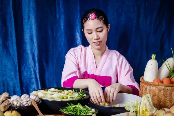 Geleneksel Pembe Mendil Giyen Koreli Kadınlar Kimchi Yapıyorlar Malzemeleri Kaseye — Stok fotoğraf