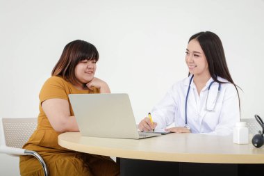 Kadın doktorlar obez kadın hastaların semptomlarını tedavi eder ve incelerler. Obezite ve diyabet riski var. Kilo verme konsepti sağlık için