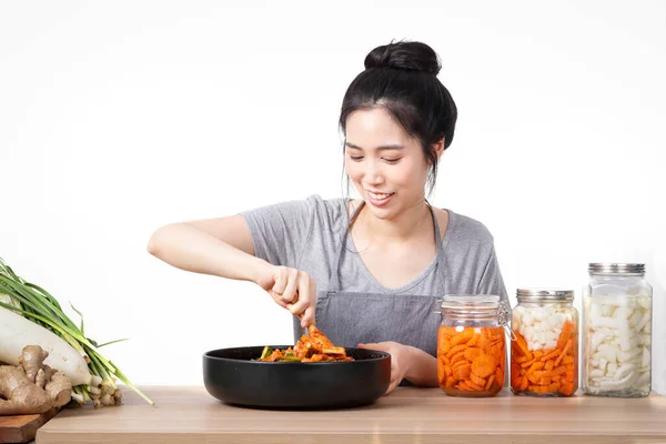 Aziatisch Mooi Vrouw Koken Kimchi Een Koreaans Gefermenteerd Voedsel Gemaakt — Stockfoto