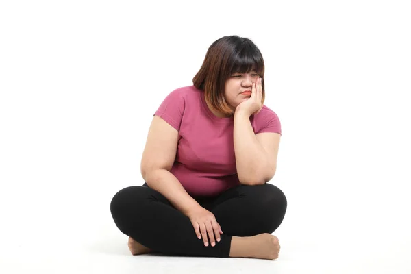 Şişman kadınlar egzersiz kıyafeti giyer, kendi ağırlıkları ve kiloları ile stresli bir şekilde otururlar. Zayıflamanın bir yolunu arıyorum. Sağlıklı kavramlar. Beyaz arkaplan