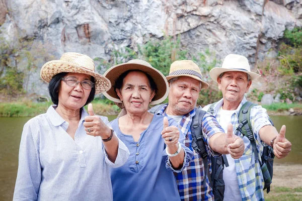 Starší Skupina Trekking High Mountain Užijte Život Odchodu Důchodu Starší — Stock fotografie