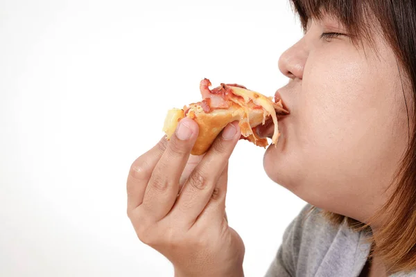 肥胖的亚洲女人快乐地吃披萨 减肥的概念 选择对身体和健康有益的食物 白色背景 孤立的 — 图库照片