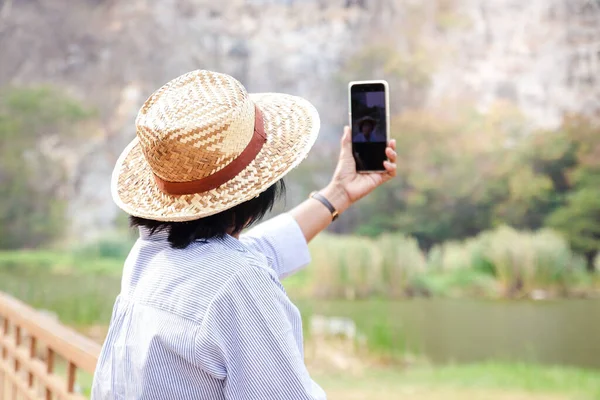 Asiatisk Senior Kvinna Håller Smartphone Tar Bild Och Spelar Sociala — Stockfoto