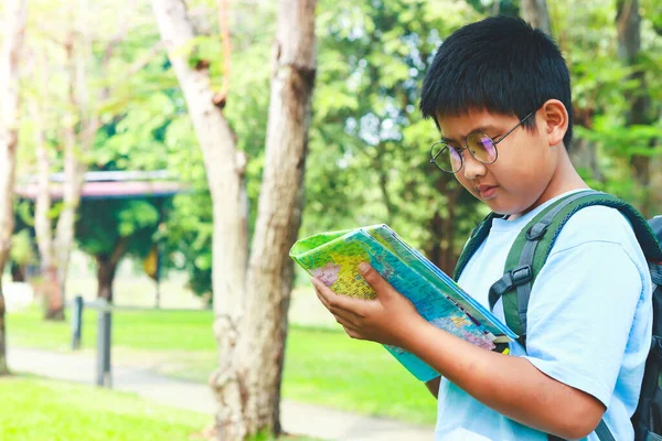 亚洲男生背着旅行背包 拿着旅行地图去学习 — 图库照片