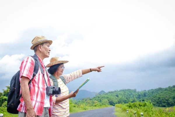 Casais Asiáticos Idosos Viajam Pela Natureza Segurando Mapa Viajando Felizes — Fotografia de Stock