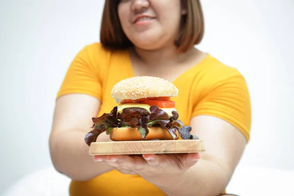 Wanita Gemuk Mengenakan Kemeja Kuning Memegang Hamburger Memakan Konsep Perawatan — Stok Foto