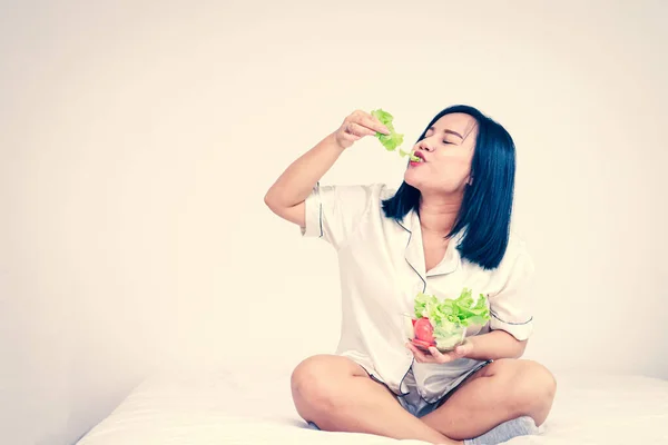Vette Aziatische Vrouwen Eten Groene Biologische Groenten Het Bed Concept — Stockfoto