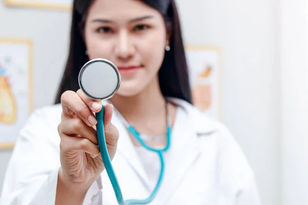 Beautiful Doctor Carrying Medical Stethoscope Check Health Patients Clinic — Stock Photo, Image