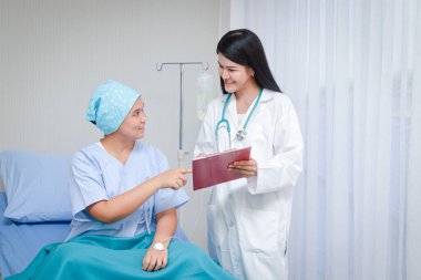 Kadın doktorlar, hastalara kemoterapiyi kanseri kontrol etmek için kullanmalarını öneriyor. Hasta bilgilerinin geçmişi ve genel sağlık muayenesi hakkında sorular var. Tedavi kavramları