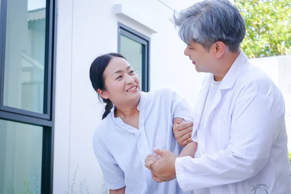 Asian Male Doctors Treat Female Patients Wheelchair Introduction Basic Care — Stock Photo, Image