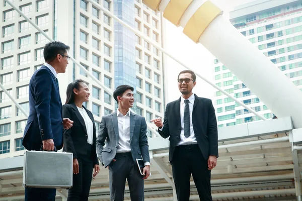 Четыре Азиатских Бизнесмена Обсудят Инвестиции Недвижимость — стоковое фото