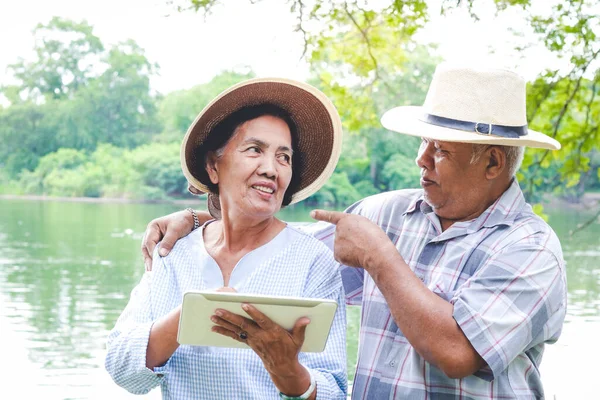 Casais Idosos Que Estão Felizes Viajar Natureza Ver Tablets Encontrar — Fotografia de Stock