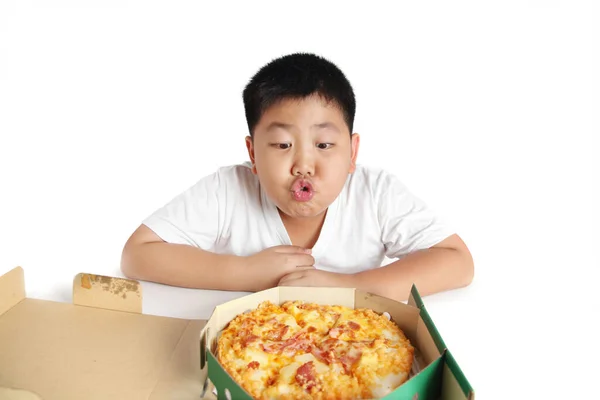 坐在那里吃披萨的胖孩子是一种错误的饮食习惯 超重的儿童不应该吃高脂肪或油炸食品 因为主要成分是淀粉和脂肪 — 图库照片